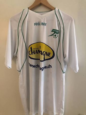 Maillot Yverdon signé par toute l'équipe