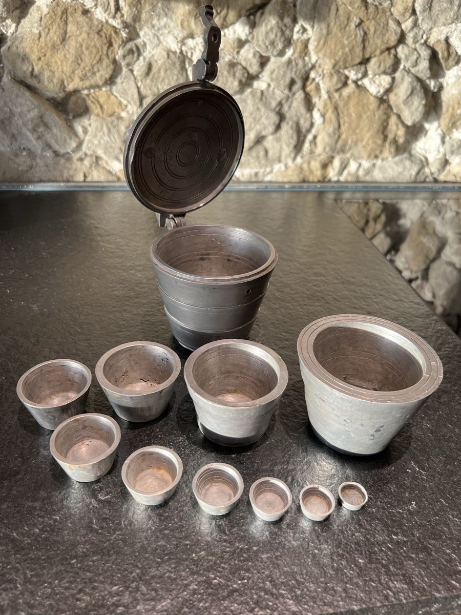 Bilance e pesi: Grosses Bechergewicht Apothekergewicht Einsatzgewicht Mass – Usato da Theilingen venduto da ovi123 3