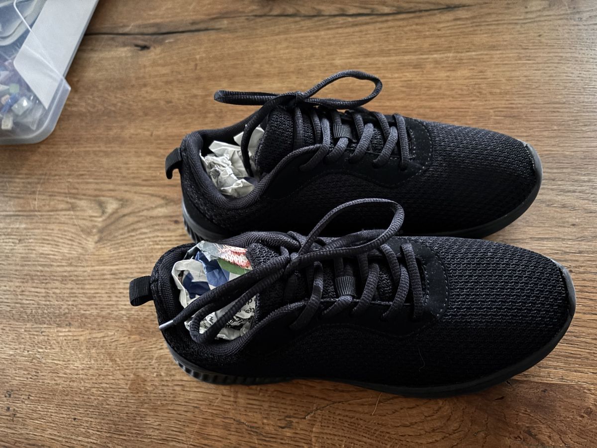 Dosenbach Schuhe für Mädchen: Schwarze Sneaker Gr. 33 super Zustand – Gebraucht aus Leuzigen von Fjleu 1