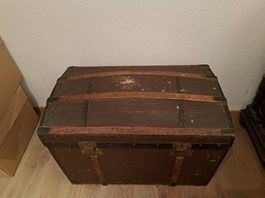 2 antike Reisetruhen