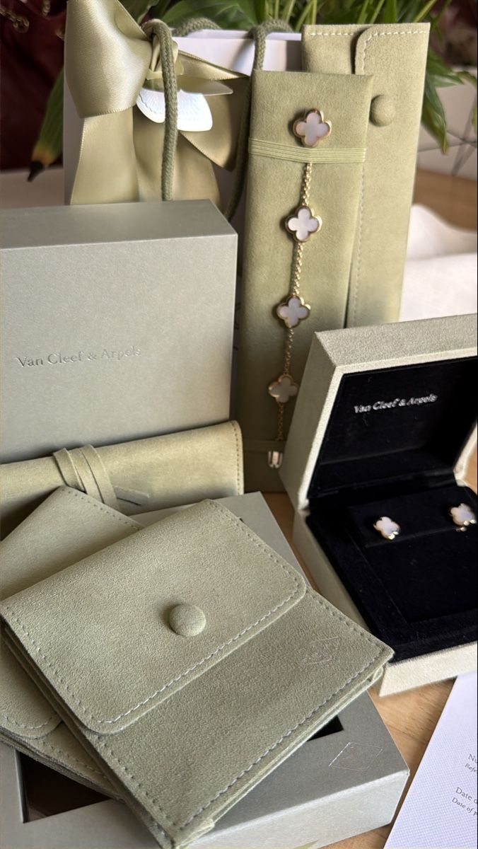 Sonstiger Schmuck: Original Van Cleef & Arpels Pure Alhambra Set mit Perlmutt – Gebraucht aus Bern von AndrewHM 2