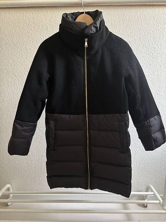 Schwarzer Wollmantel mit Daunenfüllung