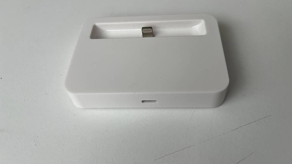 Chargements: Original iPhone Ladegerät und vertikaler Ständer – D'occasion à Birmensdorf ZH par onlineflo 1