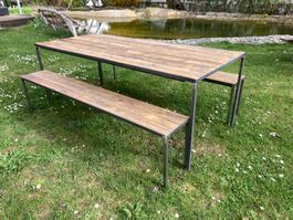 Esstisch mit Bänken, Metall und Altholz