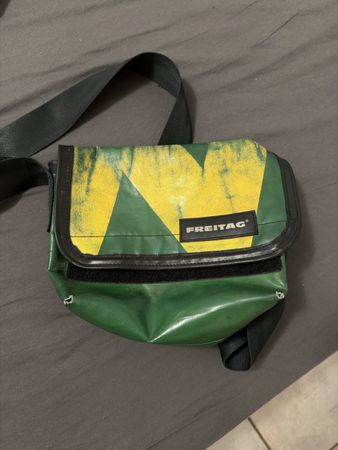 Borsa a tracolla Freitag verde giallo usato buone cond