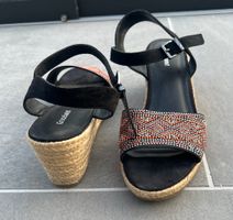 Keil-Sandalen mit schönen Details und Farben