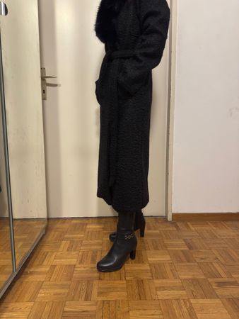 Manteau noir long avec fausse fourrure neuf !