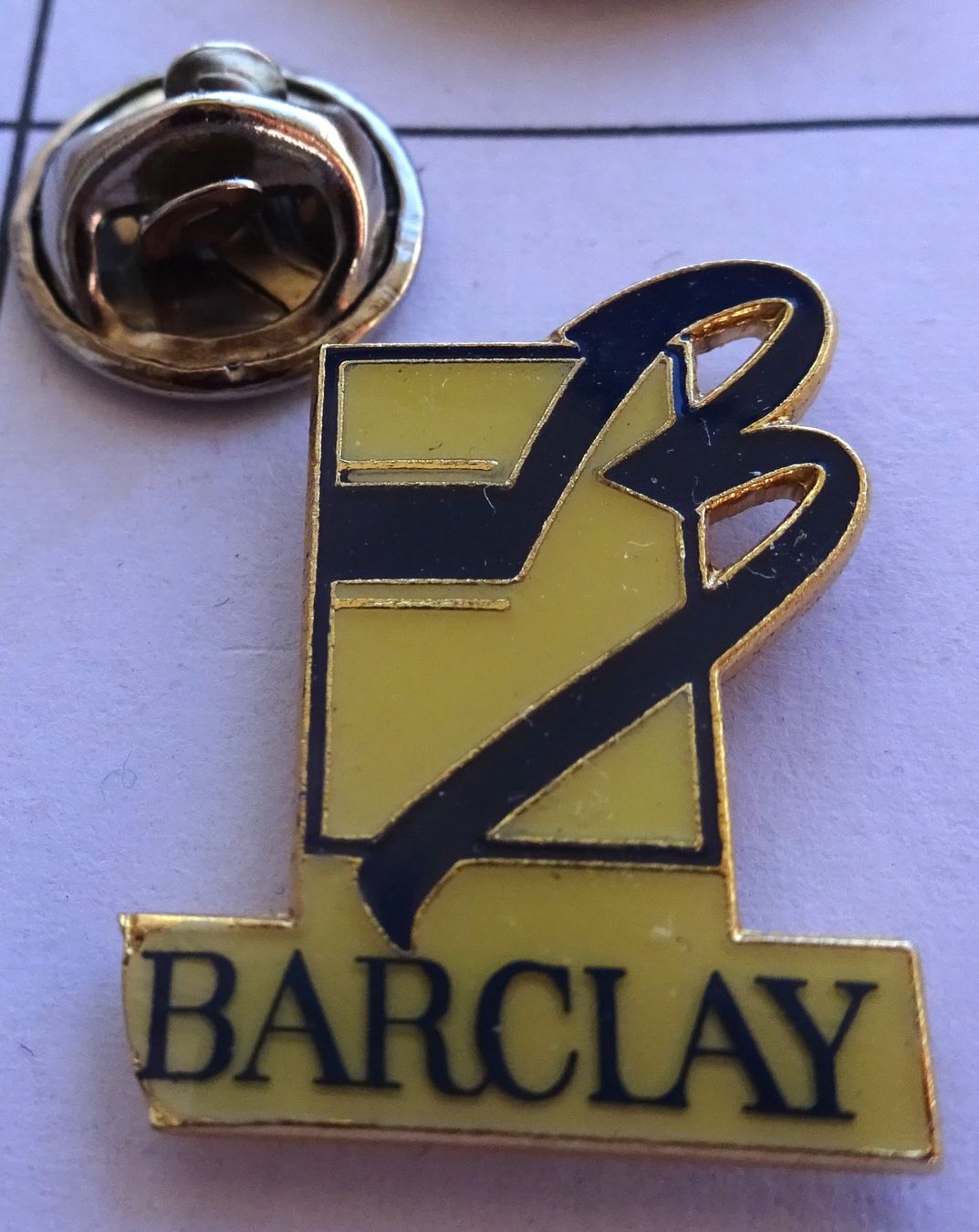 Placchette & Badge: Pin BARCLAY  B  Rauchen – Usato da Utzenstorf venduto da BUtter81