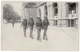 Vier Soldaten beim Üben im Gleichschritt