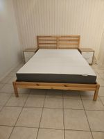 Holzbett mit Lattenrost, Matratze und zwei Nachttischen