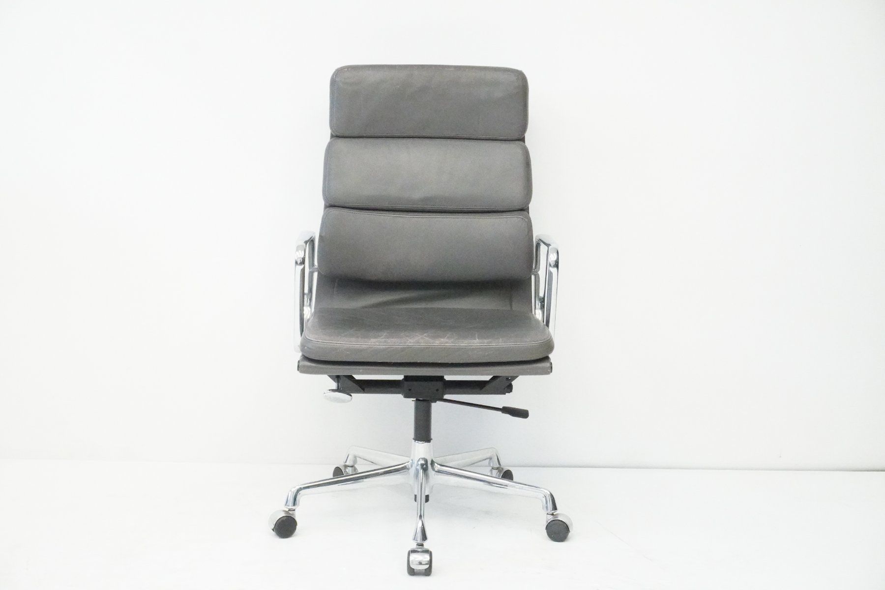 Vitra Sedie: Vitra Eames Soft Pad EA219 Leder grau Designklassiker – Usato da Bad Zurzach venduto da QLASSIQ 1
