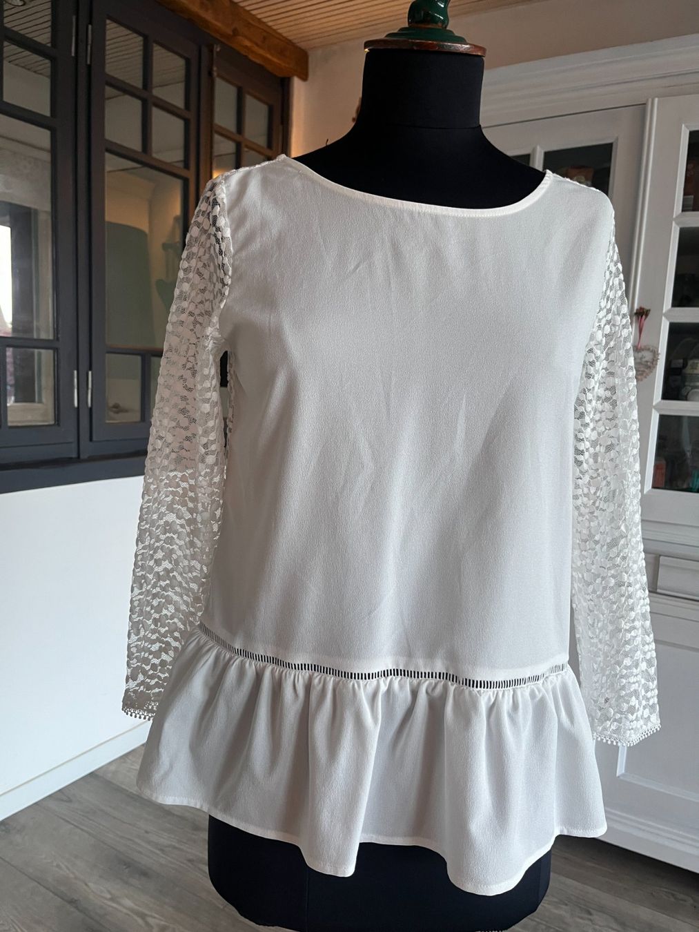 Tops: Chemisier blanc manches et dos dentelle – D'occasion à Seiry par vanille08 1