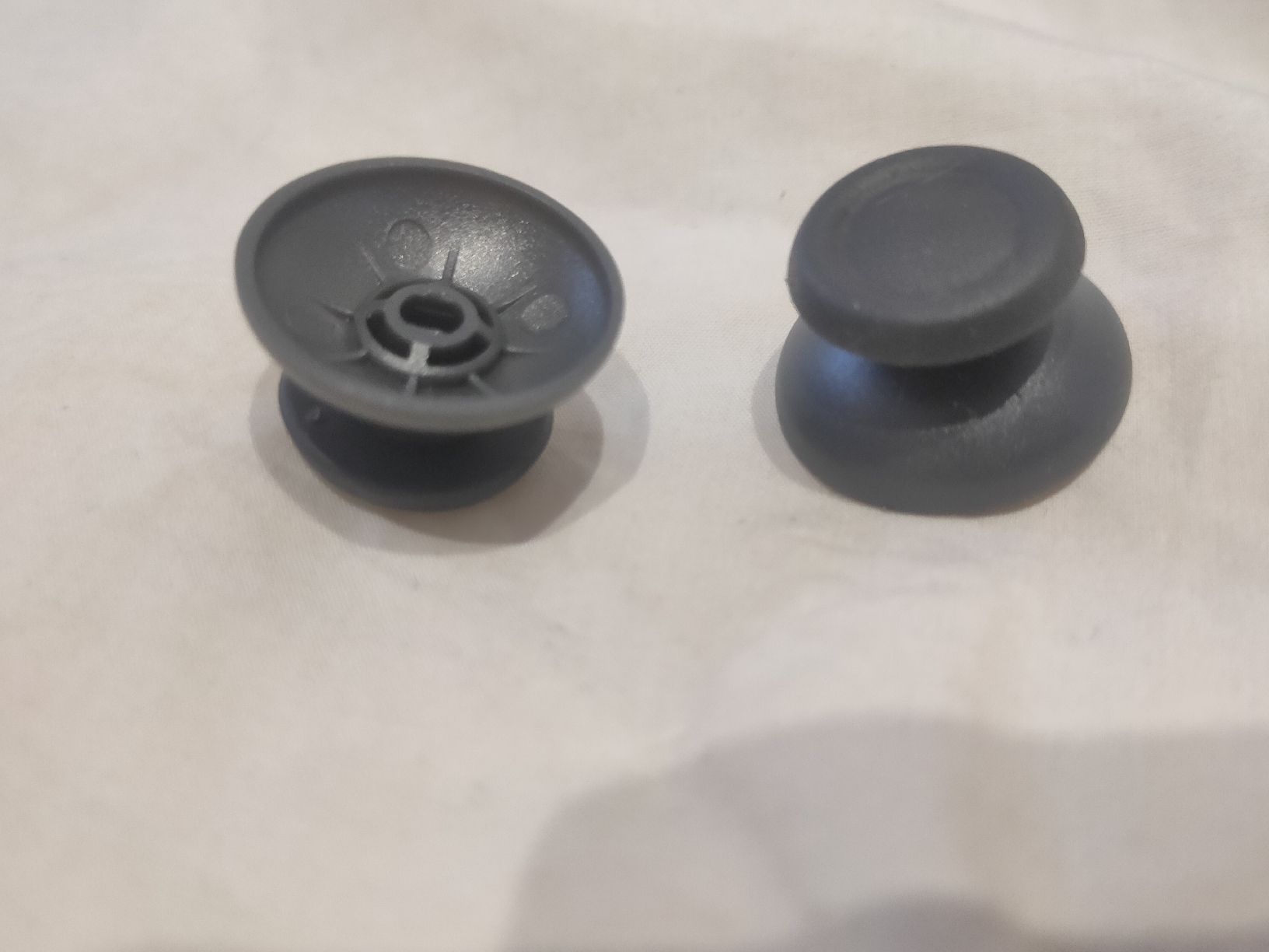 Sony Controller: 2x Controller Thumb Grips fur PS4 Dual shock 4 controller – Nuovo (secondo la descrizione) da Glattbrugg venduto da har_jgc7 1