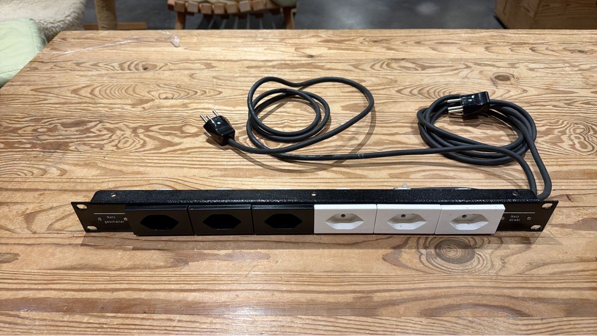 Alimentazione elettrica: EDV/Event Rack FLF Stromverteiler 19 Zoll – Usato da Frutigen venduto da Starter0