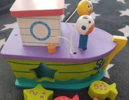 Holzspielzeug Schiff mit Fischen