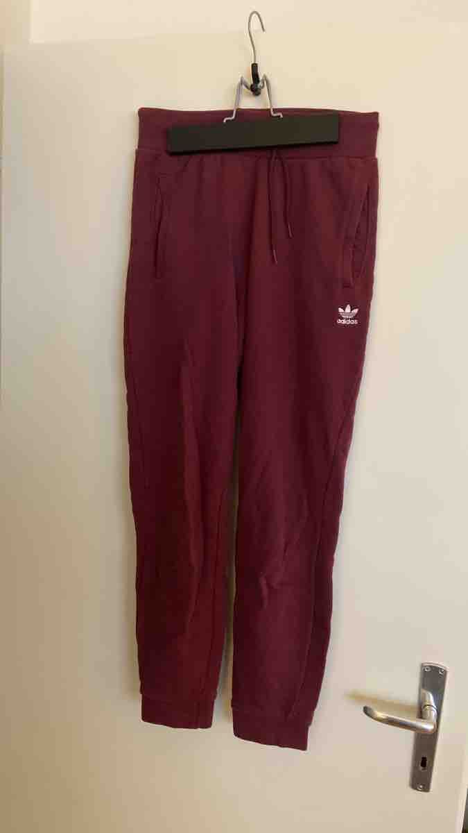 Adidas Pantaloni: Adidas Trainerhose Grösse S – Usato da Basel venduto da sob_2k78
