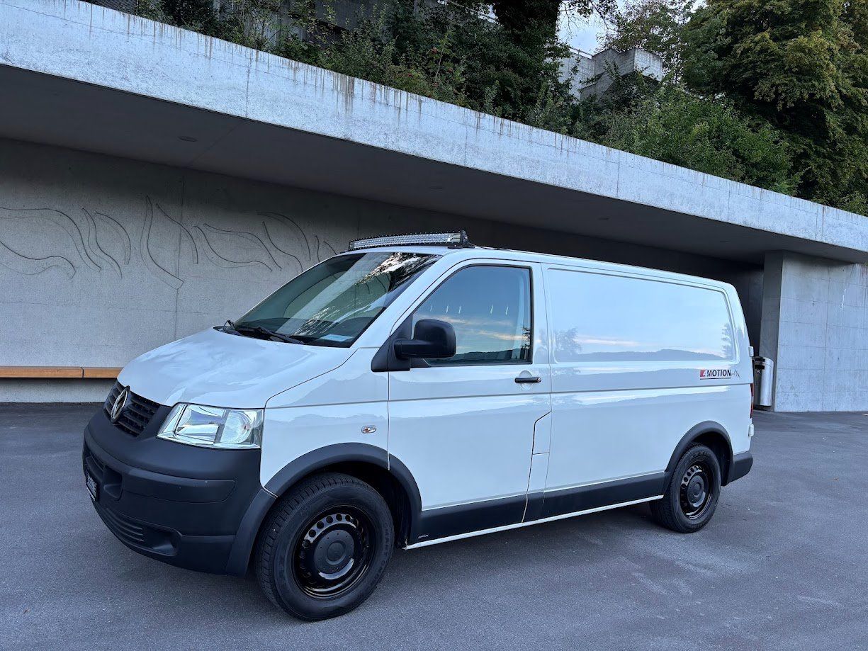 VW Véhicules utilitaires: VW T5 2.5 TDI 4Motion – D'occasion à Brunnen par Outdooro_Schweiz 1