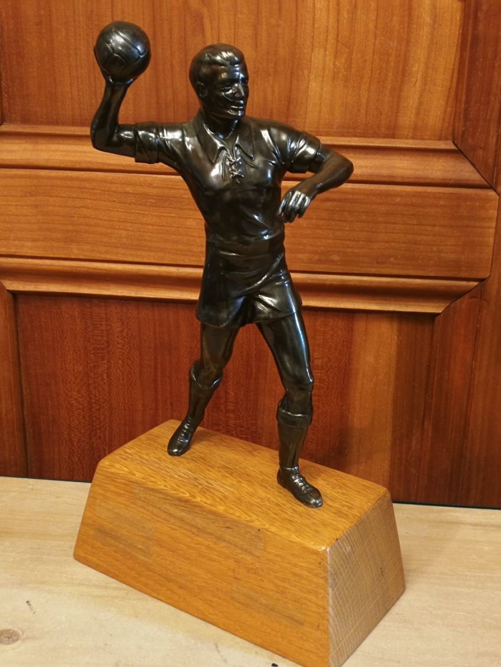 Statuette: Bronzefigur werfender Handballer – Usato da Wagenhausen venduto da Simbad