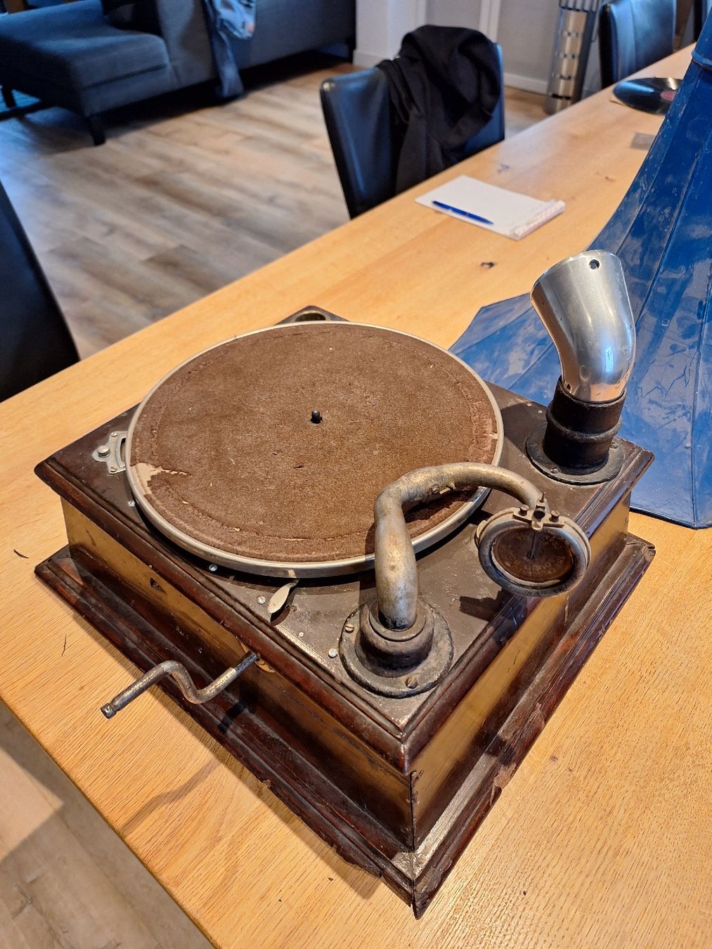 Plattenspieler: Antiker Grammophon mit Trichter und Schellackplatten – Gebraucht aus Wolfhausen von rkr_hbw9 1