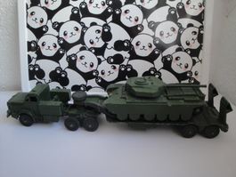 Dinky Toys. Camion militaire porte char avec char Centurion