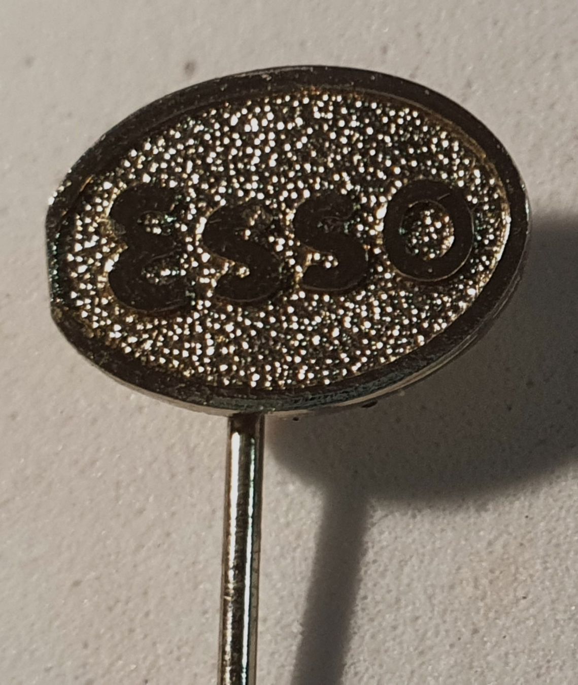 Spille & Fermagli: BB465 - Anstecknadel - ESSO  Logo – Usato da Reinach BL venduto da Boston-Verkauf