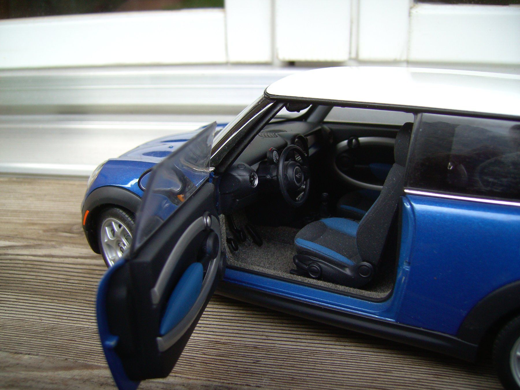 Autoart Modellini d'auto: Mini Cooper Modellauto blau weiss gebraucht – Usato da Grindelwald venduto da Rs48 1