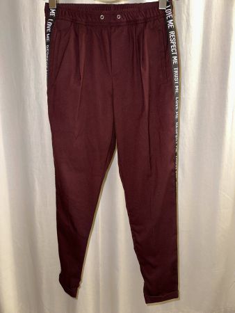 Bordeaux-farbene Hose mit seitlichem Schriftzug, Gr. M (40)