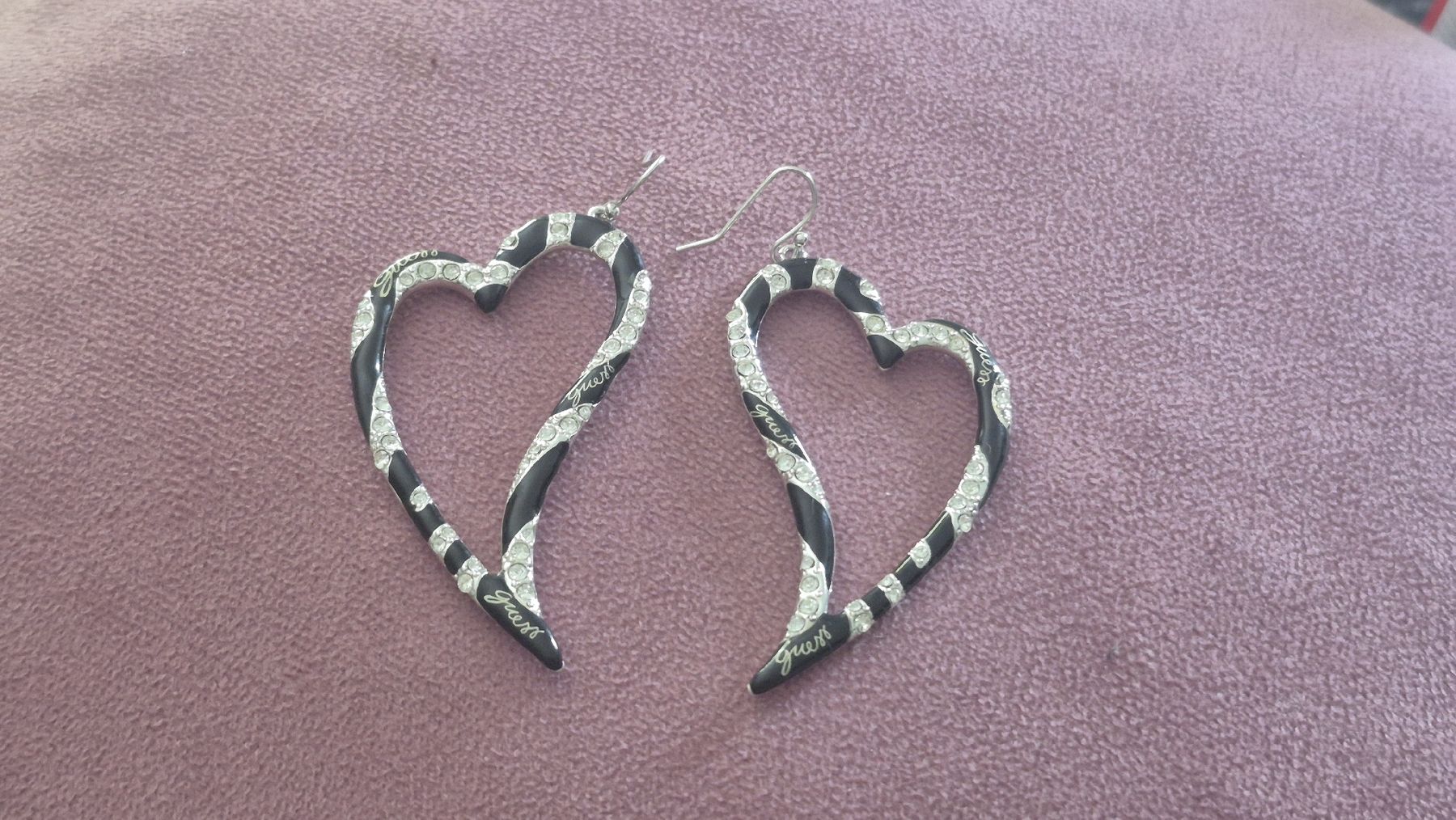Guess Ohrringe & -stecker: Orecchini Guess a cuore neri con strass – Gebraucht aus Giubiasco von Stefaniav