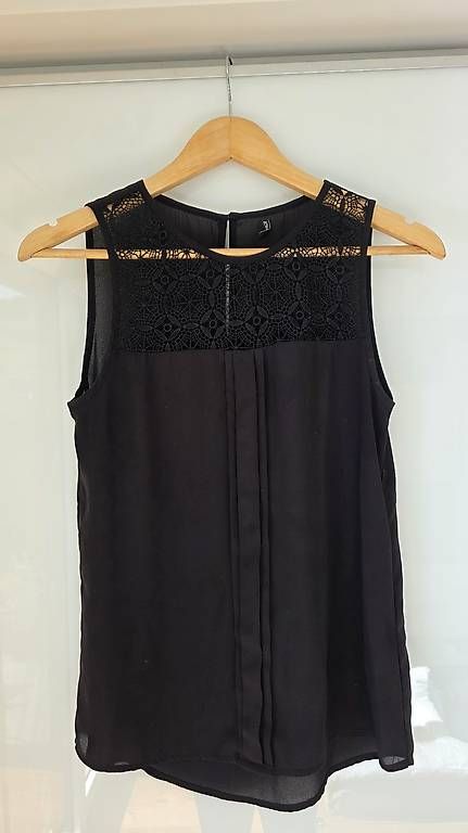 Camicette: Schwarze Bluse mit Spitzendetail – Usato da Dagmersellen venduto da jul_y8bh