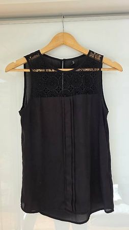 Schwarze Bluse mit Spitzendetail