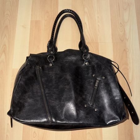 Handtasche Leder schwarz mit Reissverschluss Details