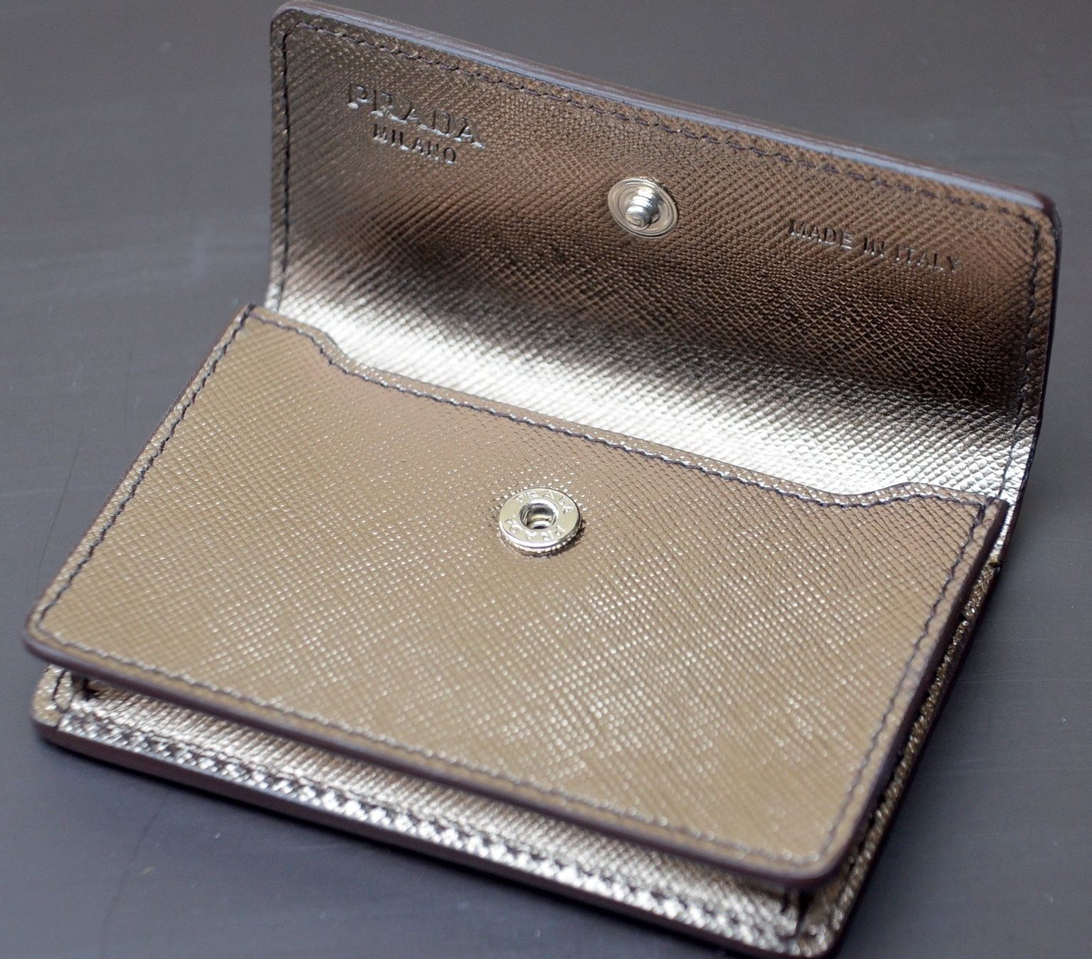 Prada Portafogli: Prada Kartenetui + Bleistift / porte-cartes + crayon – Nuovo (secondo la descrizione) da Collonges venduto da arashee 4