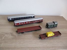 Alte Märklin Blechwagen und neuere Güterwagen