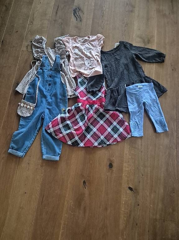 Lotti & Set di vestiti: Kleiderpaket Mädchen Grösse 104 – Usato da Koppigen venduto da abu_5syv
