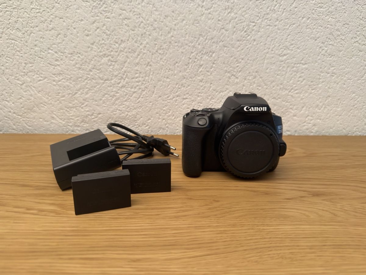 Canon Appareil photo: Canon EOS 250D + 2 batteries + chargeur original – D'occasion à Sion par marcio.ferreira