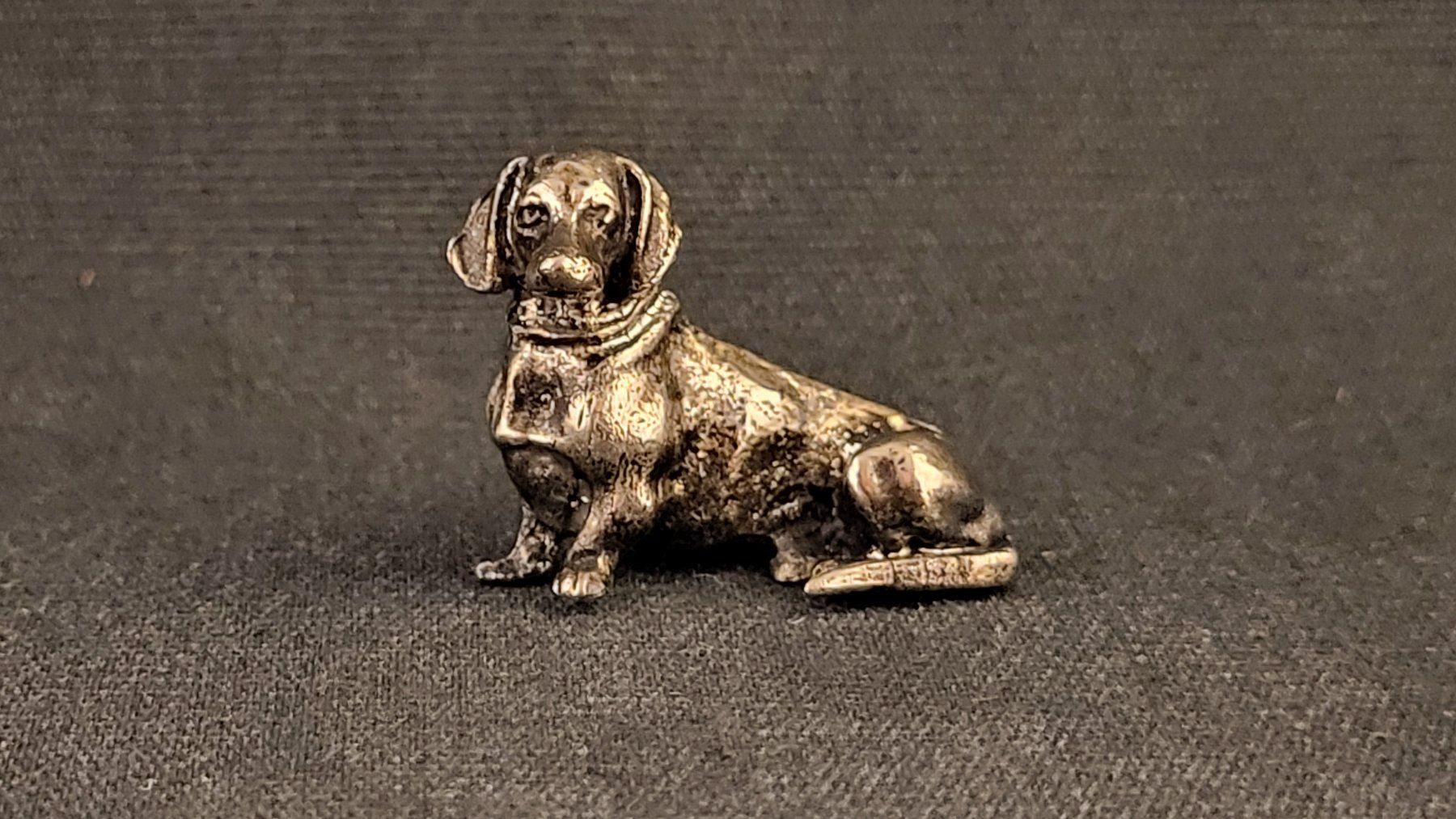 Statuette: Kleiner Metall-Dackel "V" – Usato da Basel venduto da spinne02