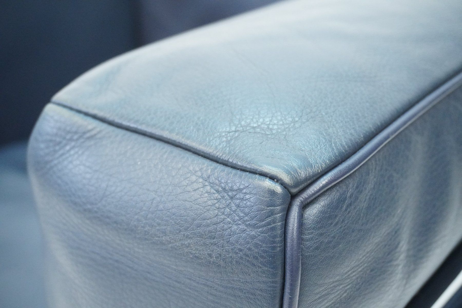 Cassina Sessel: Cassina LC2 Sessel Le Corbusier Leder dunkelblau – Gebraucht aus Bad Zurzach von QLASSIQ 8