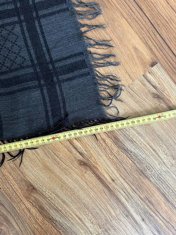 Gucci Foulard & Sciarpe: Gucci quadratischer Wollschal  Grau – Usato da Zürich venduto da My_little_boutique 1