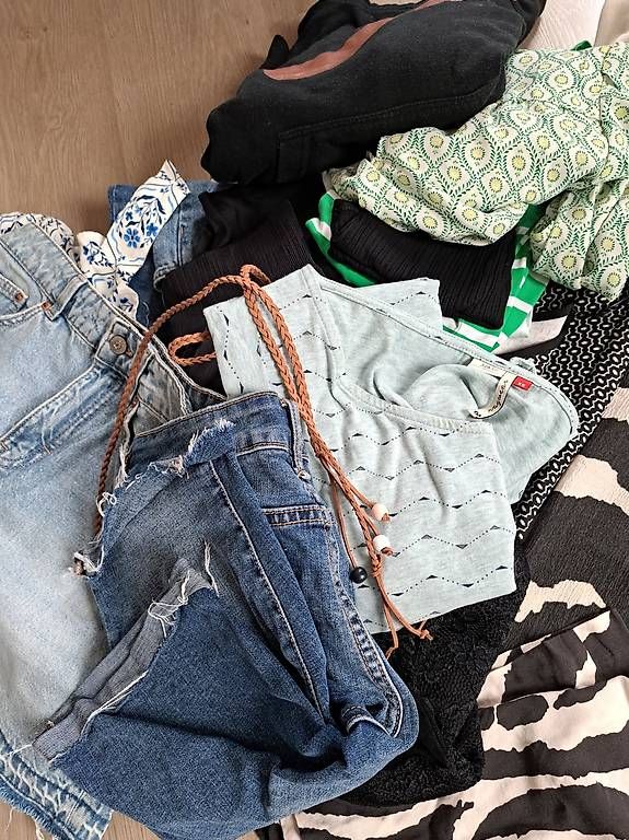 Lotti di vestiti: Riesiges Kleiderpaket Gr 36/ S – Usato da Biel/Bienne venduto da Flowi 2