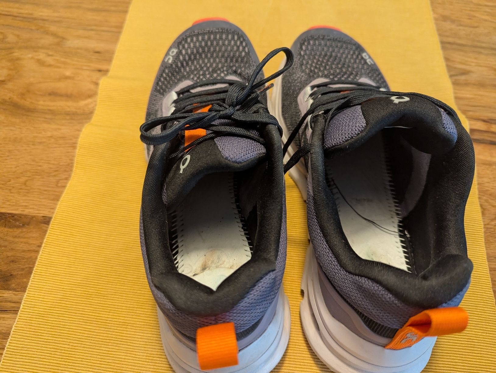 On Scarpe da uomo: Laufschuhe On Running grau orange – Usato da Basel venduto da labaffe01 4