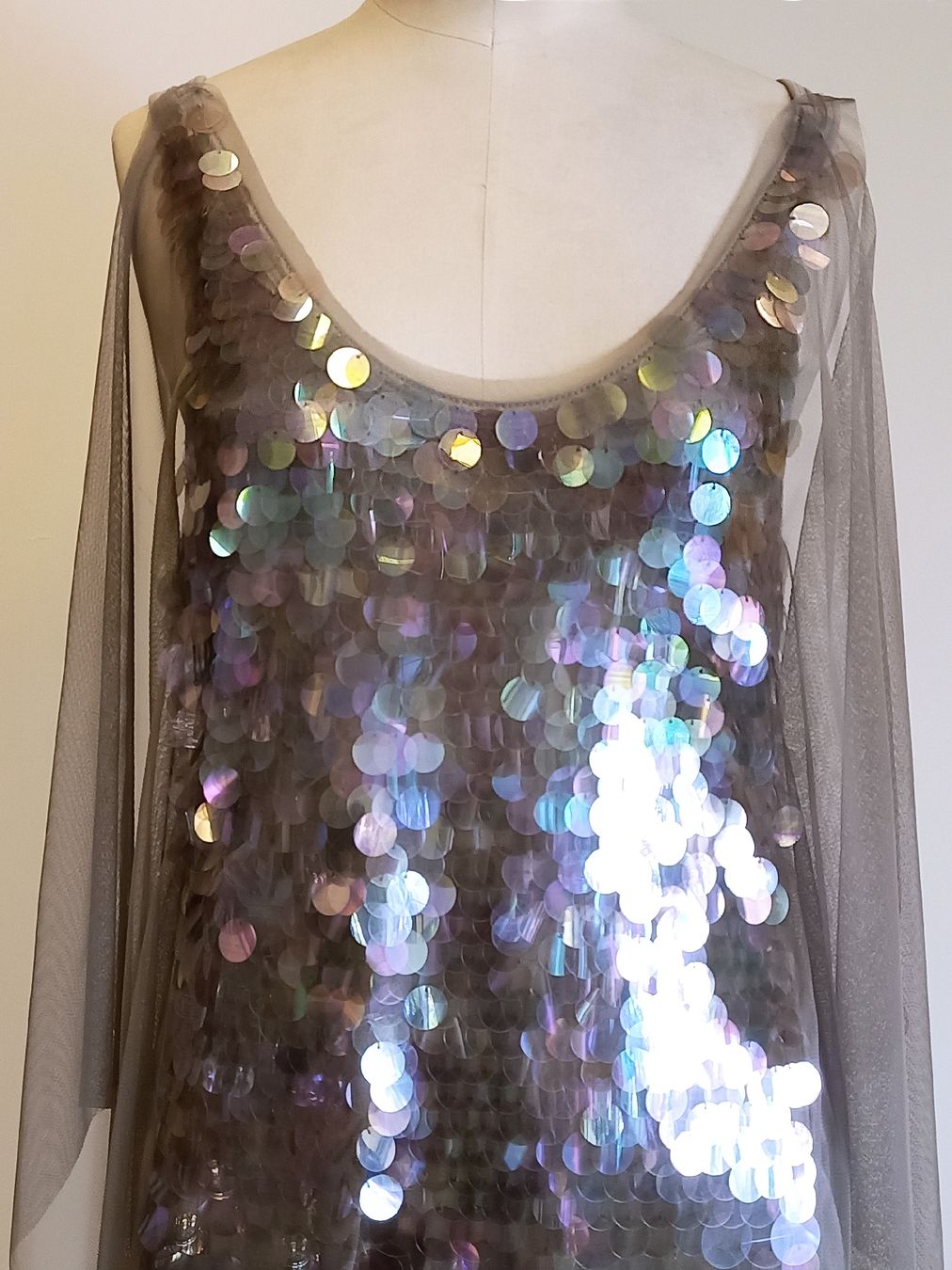 Kleider: ‎Robe BCBG MAX AZRIA ornée de sequins irisés, Taille M – Gebraucht aus Genève von tho_t9w9 4