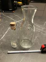 Caraffa e bottiglia piccola in vetro con tappi