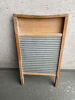 Altes Waschbrett aus Holz und Metall gebraucht
