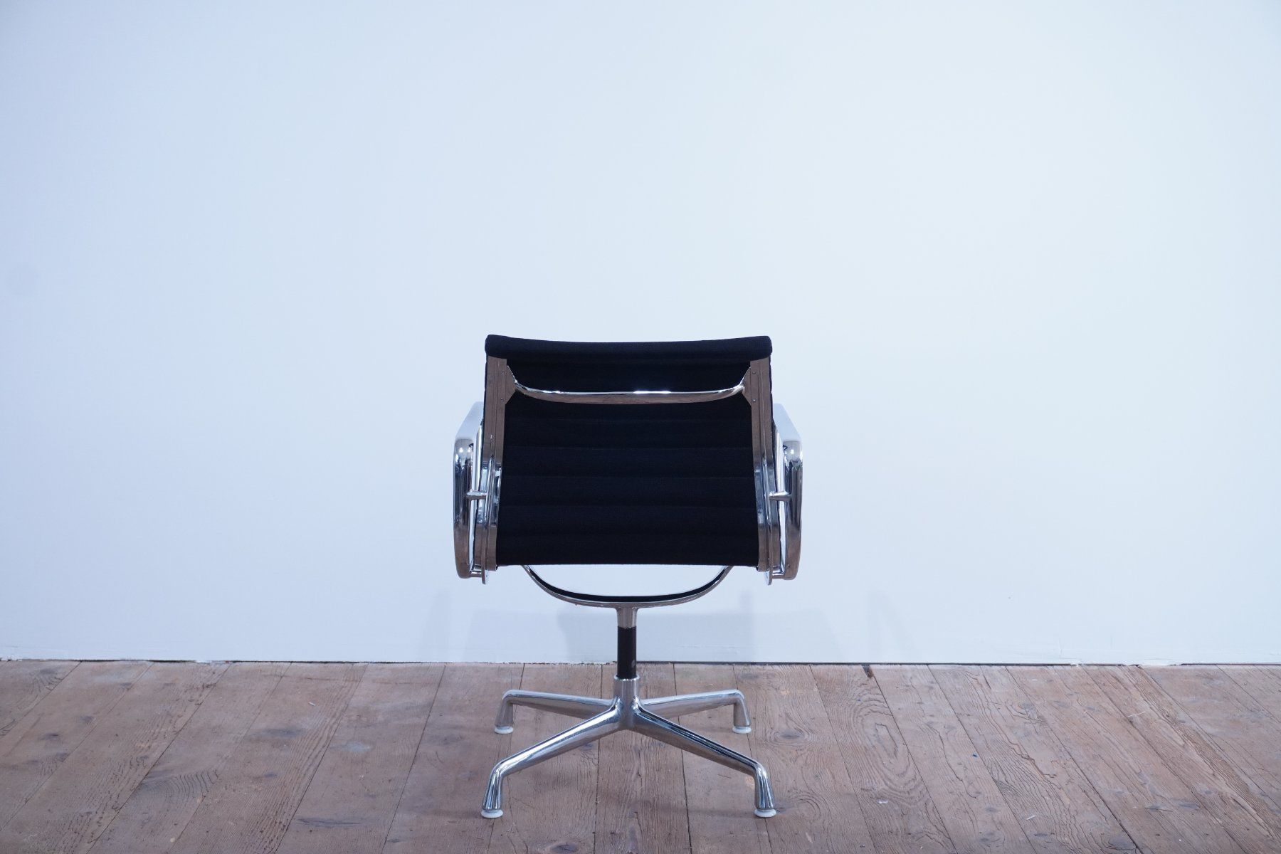 Vitra Sedie: Vitra Eames Alu Chair EA107 Hopsak nero – Usato da Bad Zurzach venduto da QLASSIQ 3