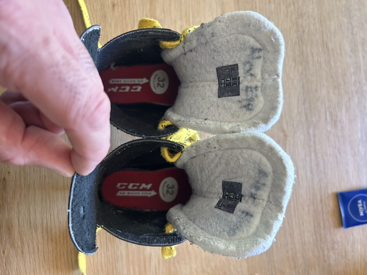 Ccm Pattini da ghiaccio: Eishockeyschlittschuhe CCM Grösse 32 – Usato da Muri b. Bern venduto da Eggbank 2