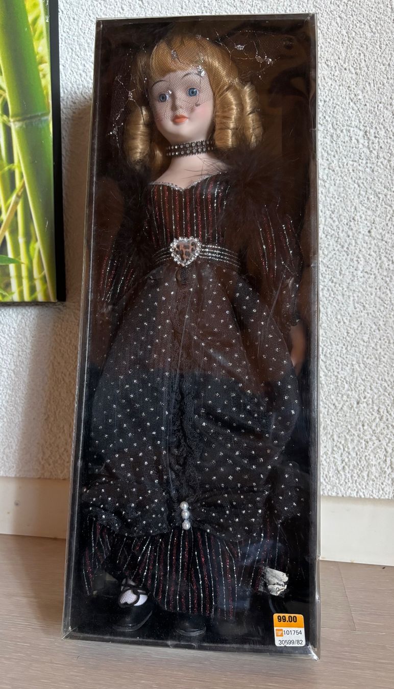Bambole: Sammlerpuppe im Viktorianischen oder Gothic-Stil mit ovp – Nuovo (secondo la descrizione) da Speicher venduto da CH-Schatzkammer