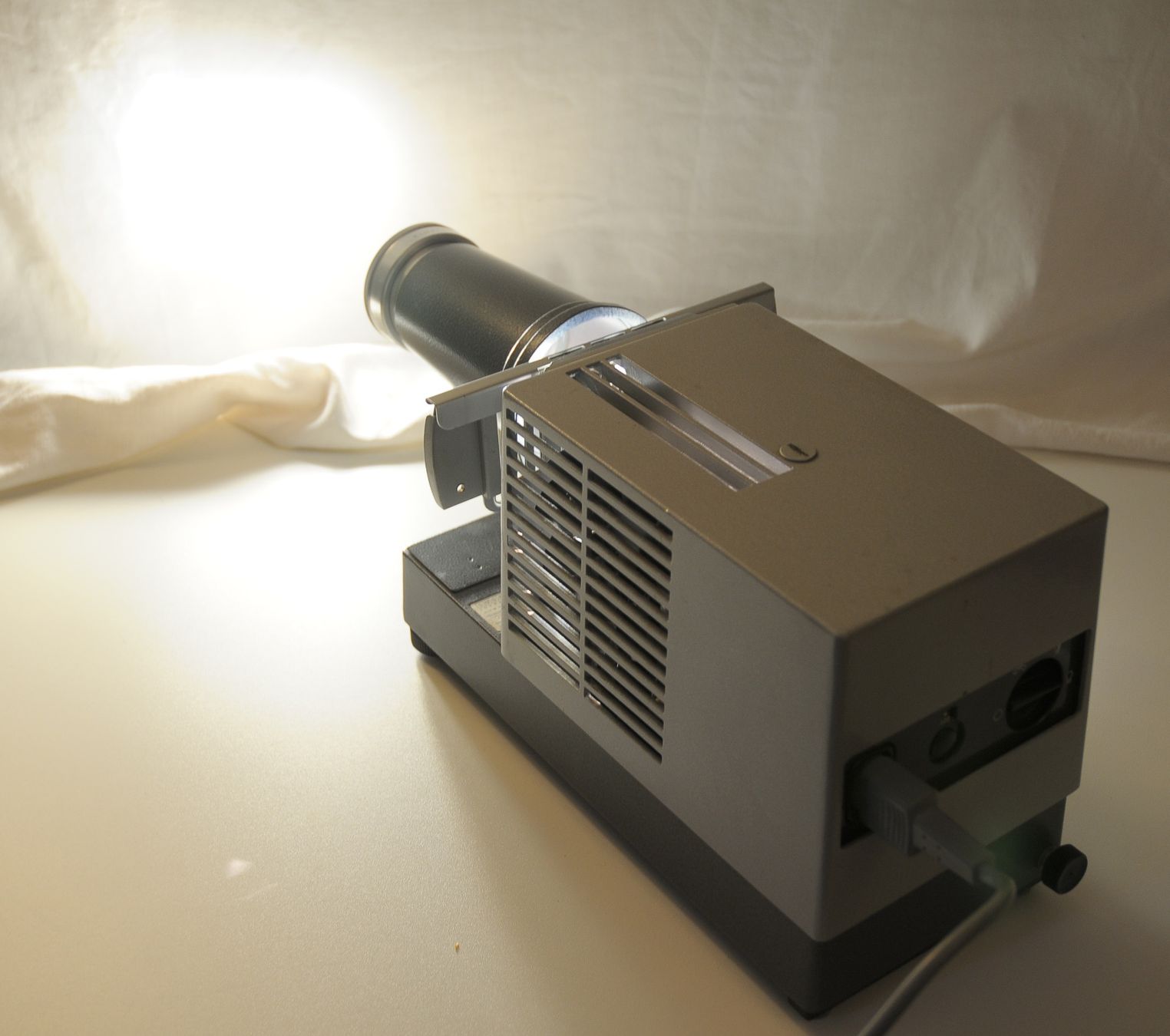 Leica Home Cinema: Leitz Prado Universal 6x6 Mittelformat Projektor  2329/17 – Usato da Bern venduto da Olynon 5