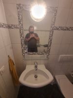 Badezimmer Waschbecken mit Armatur und Spiegel