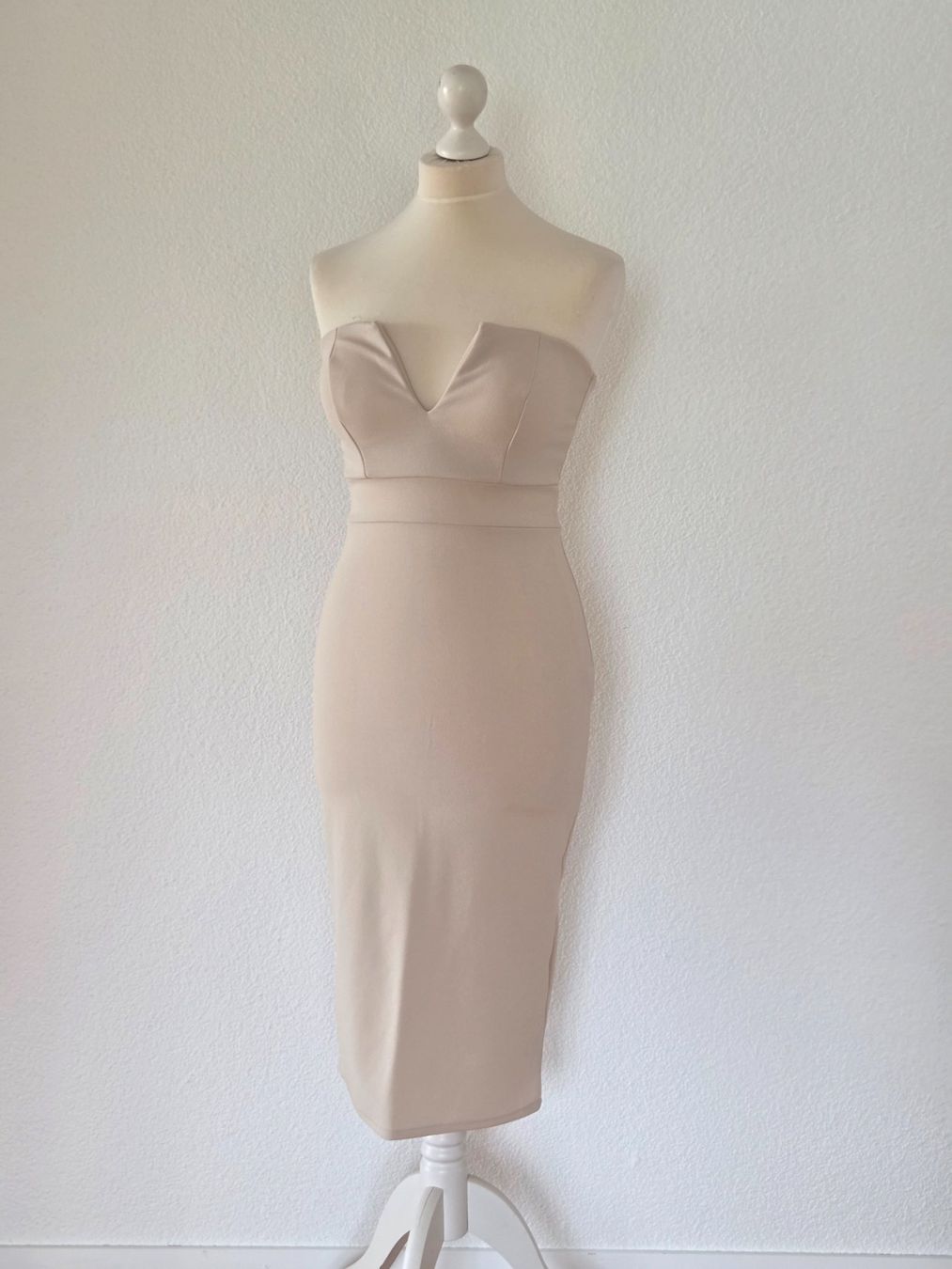 Wal G. Kleider: Elegantes trägerloses Kleid Wal G. – Gebraucht aus Wängi von Bibo4. 1