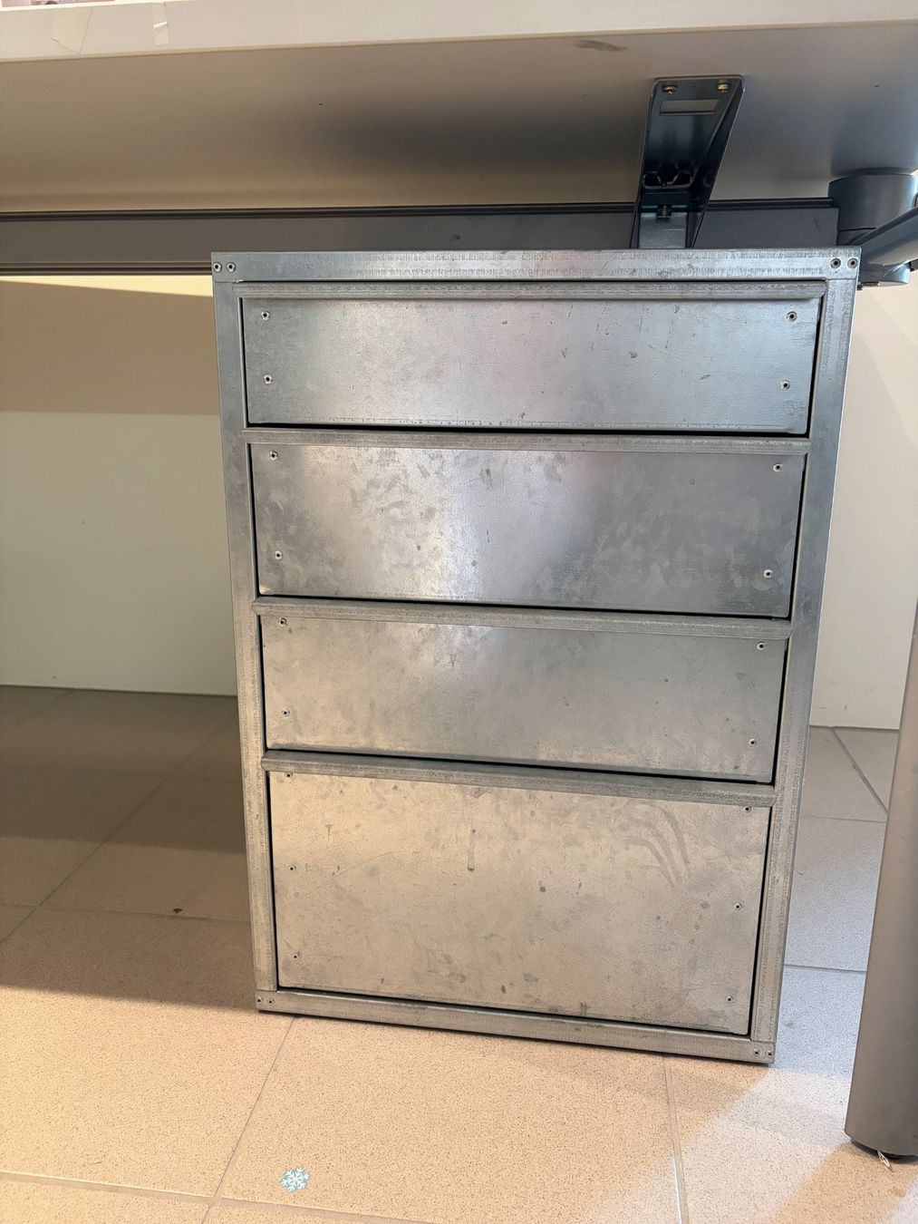 Bureaux: Eckpult mit Metallkorpus – D'occasion à Hünenberg See par Husich 1